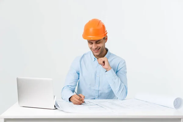 Hezký mužský stavební inženýr pracující v kanceláři s notebookem — Stock fotografie