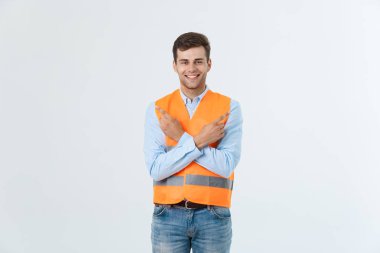 Beyaz arka plan giyen yüklenici üniforma ve kask üzerinde beyaz delikanlı bir fikir ya da soru işaret parmağı gülen yüz, bir numara ile şaşırttı