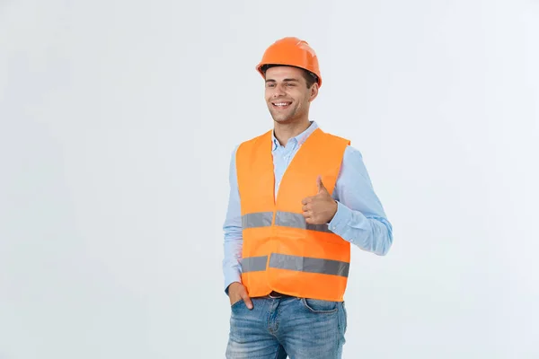 Trabajador profesional guapo y confinado mostrando el pulgar hacia arriba o como gesto sonriente feliz aislado sobre fondo blanco . — Foto de Stock