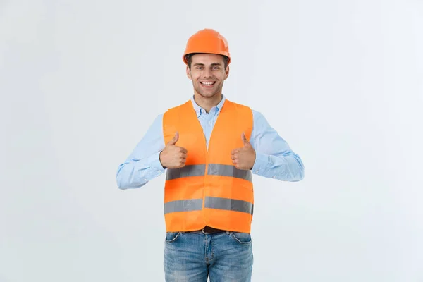 Trabajador profesional guapo y confinado mostrando el pulgar hacia arriba o como gesto sonriente feliz aislado sobre fondo blanco . — Foto de Stock