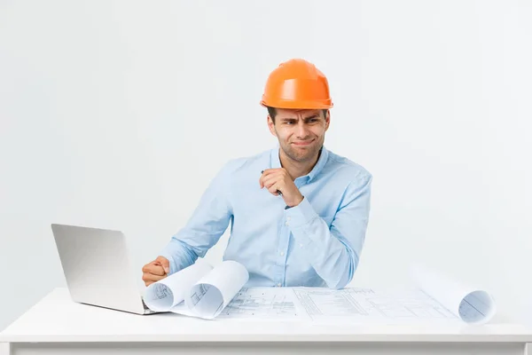 Geschäftsmann oder Ingenieur, der auf der Baustelle sitzt. mutiger Mann mittleren Alters sitzt mit traurigem, ernstem und deprimiertem Gesichtsausdruck. — Stockfoto