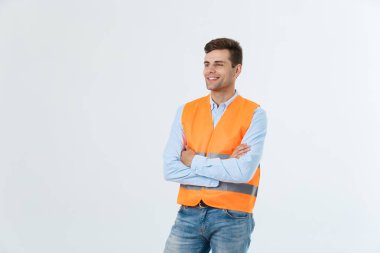 Vizyon sahibi mimar ya da yukarıya bakıp yeni projeler hakkında düşünme. Beyaz arka plan üzerinde izole yansıtıcı yelek giyiyor