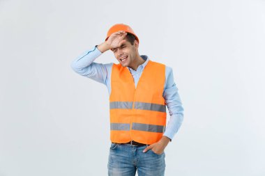 Hata, korku, sessizlik içinde gizli kavramı korkmuş ifade için utanç ile yakışıklı genç mühendis adam ciddi bir yüz ve el ile güvenlik kask giymiş beyaz arka plan üzerinde şok