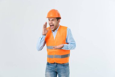 Hata, korku, sessizlik içinde gizli kavramı korkmuş ifade için utanç ile yakışıklı genç mühendis adam ciddi bir yüz ve el ile güvenlik kask giymiş beyaz arka plan üzerinde şok