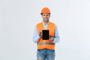 Tablet cep telefonu ile boş siyah perde ile kopya alanı beyaz arka planda tutan mühendisi