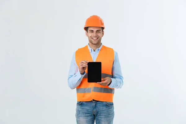 Ingeniero que sostiene el teléfono móvil de la tableta con la pantalla negra en blanco con el espacio de copia en fondo blanco — Foto de Stock