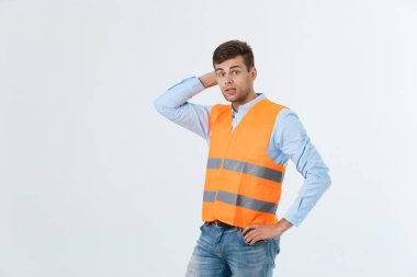 İzole üzerinde beyaz ciddi mühendis görünümlü dış saha studio ile ayakta vurdu.