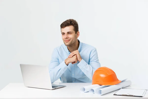 Portré, fiatal férfi belsőépítész vagy mérnök mosolyogva, miközben ül a Hivatal asztal. — Stock Fotó