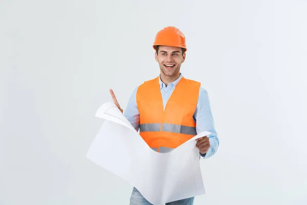 Portrait de l'ingénieur entrepreneur du site masculin avec chapeau rigide tenant papier imprimé bleu. Isolé sur fond blanc . — Photo