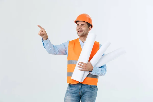 Porträtt av manliga webbplats entreprenör ingenjör med hård hatt hålla blå utskriftspapper. Isolerade över vit bakgrund. — Stockfoto