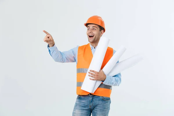 Portret van mannelijke site aannemer ingenieur met harde hoed bedrijf blauw papier af te drukken. Geïsoleerd op witte achtergrond. — Stockfoto