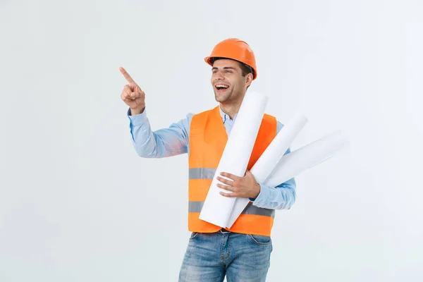 Retrato de engenheiro empreiteiro local masculino com chapéu duro segurando papel de impressão azul. Isolado sobre fundo branco . — Fotografia de Stock