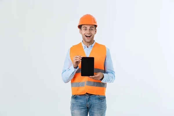 Engenheiro Masculino Chocado Mostrando Tela Tablet Olha Com Boca Aberta — Fotografia de Stock