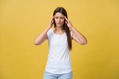 Genç kadın sarı bir arka plan baş ağrısı muzdarip. Stüdyo vurdu