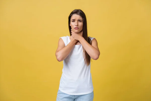 Donna malata che soffre di mal di gola isolato su sfondo giallo . — Foto Stock