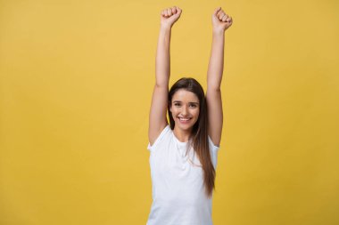 Genç güzel kız mutlu portre sarı arka plan üzerinde izole.