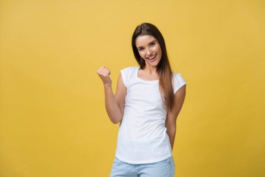 duyguları, ifadeleri, başarı ve insan kavramı - mutlu genç kadın veya genç kız sarı arka plan üzerinde izole zaferini kutluyor.