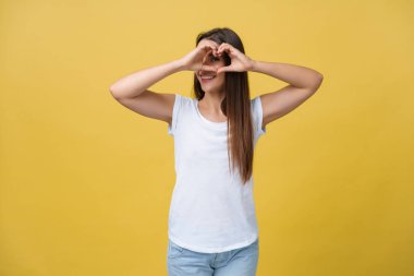 Sağlıklı göz ve görme. Kalp tutan güzel mutlu kadın portresi şeklinde eller gözler yakın. Kız sağlıklı cilt gösteren sevgi işareti ile gülümseyen bir portre. Eyecare. Yüksek çözünürlüklü görüntü.