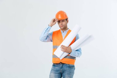 mutlu genç mimar dikey, kask ve planları kapalı.