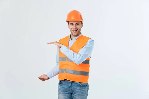 Felice ingegnere barba tenendosi per mano e spiegando qualcosa, ragazzo che indossa camicia caro e jeans con giubbotto giallo e casco arancione, isolato su sfondo bianco — Foto Stock