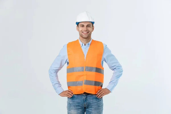 Retrato de um empresário ou engenheiro em capacete branco sobre fundo cinza — Fotografia de Stock