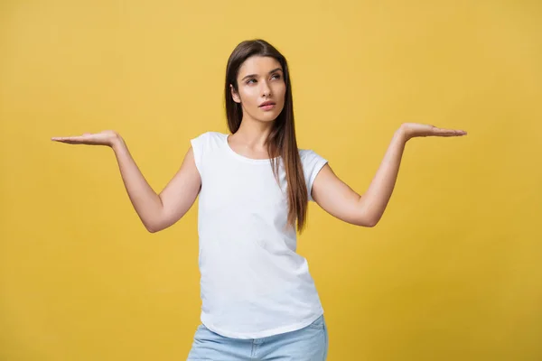 Ritratto di bella studentessa, sciocca freelance, buona moglie positiva, ragazza amichevole che guarda la macchina fotografica isolata su sfondo giallo gesticolando copyspace posti vuoti in due lati con palme — Foto Stock