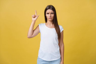 Sarı bir arka plan üzerinde izole bir reklam için kopya alanı işaret eden bir kadının profili