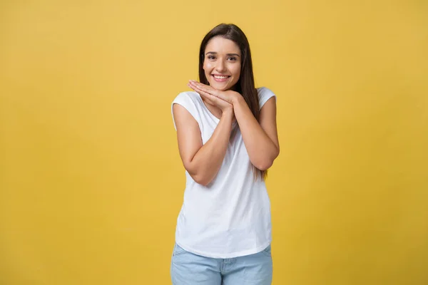 Bella giovane donna in camicia bianca sta tenendo la testa in mano, sorridente e guardando la fotocamera . — Foto Stock