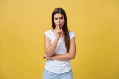 Portre sevimli güzel sarı arka plan boşluk üzerinde belirsiz emin şık saç modeli girişimci yapma sus hareketi ile izole çekici yukarıya kapatmak