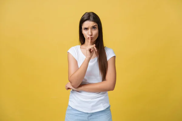 Primer plano retrato de lindo atractivo incierto inseguro con elegante empresario peinado haciendo gesto silencioso aislado en el espacio de copia de fondo amarillo — Foto de Stock