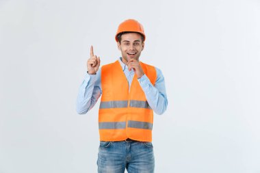 Sarı bir arka plan üzerinde izole bir reklam için kopya alanı işaret eden bir kadının profili
