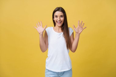 Sarı arka plan üzerinde izole duran heyecanlı çığlık atan genç kadın görüntüsü. Görünümlü kamera