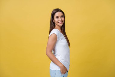 güzel genç kadın uzun saçlı beyaz t-shirt giyen.