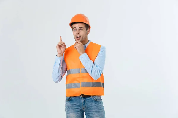 Perfil de una mujer apuntando a un espacio de copia para un anuncio aislado sobre un fondo amarillo — Foto de Stock