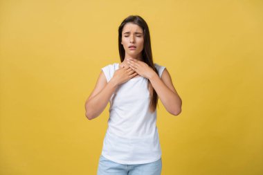 Hasta kadın boğaz üzerinde sarı arka plan izole acı.