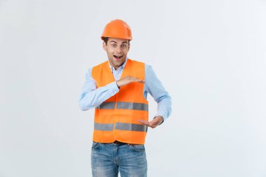 Mutlu genç inşaat işçileri içinde beyaz bir arka plan üzerinde zor şapka.
