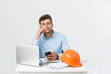 Mutlu genç inşaat işçileri içinde beyaz bir arka plan üzerinde zor şapka.