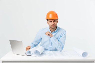 Mutlu genç inşaat işçileri içinde beyaz bir arka plan üzerinde zor şapka.