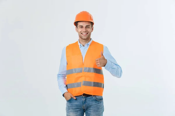 Glada unga byggnadsarbetare i hårda hattar på en vit bakgrund. — Stockfoto