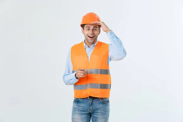 Felices jóvenes trabajadores de la construcción con sombreros duros sobre un fondo blanco . — Foto de Stock