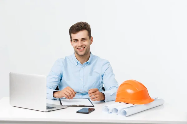 Glückliche junge Bauarbeiter mit harten Hüten auf weißem Hintergrund. — Stockfoto