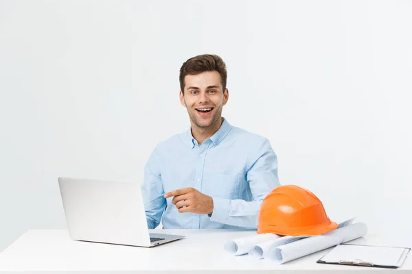 Jovens trabalhadores da construção feliz em chapéus duros em um fundo branco . — Fotografia de Stock