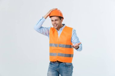 Genç giyen mimar kıyafeti ve kızgın surat, negatif antipati duygu ile kask adam. Öfkeli ve ret kavramı