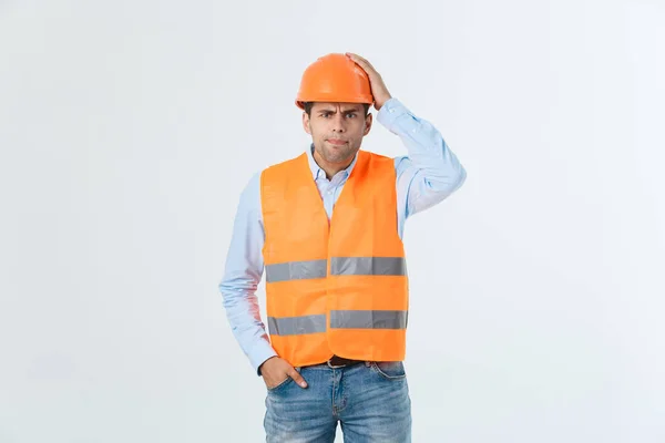 Jeune homme portant une tenue d'architecte et un casque au visage en colère, détestant les émotions négatives. Concept de colère et de rejet — Photo