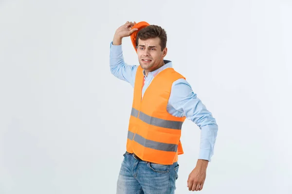 Ung man bär arkitekt outfit och hjälm med arga ansikte, negativa motvilja känslor. Arg och avvisande koncept — Stockfoto