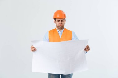 Düşünceli mimar planları beyaz arka planı holding