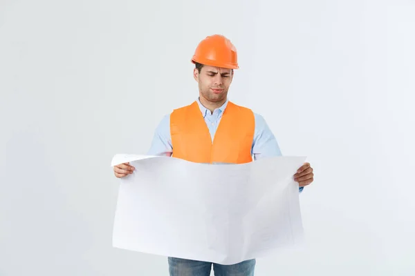 Arquiteto pensativo segurando plantas contra fundo branco — Fotografia de Stock