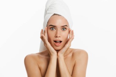 Genç kadın bir sivilce bir yanağına bulma. Beyaz arka plan üzerinde izole