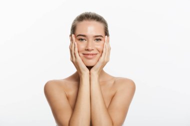 Temiz cilt, doğal makyaj ve gri arka plan üzerinde beyaz dişler güzel gülümseyen kız.