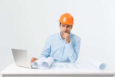 Düşünme ve çalışma planı kağıtları ve modern lightful office çizim ile formal giyim emin gülümseyen mimar